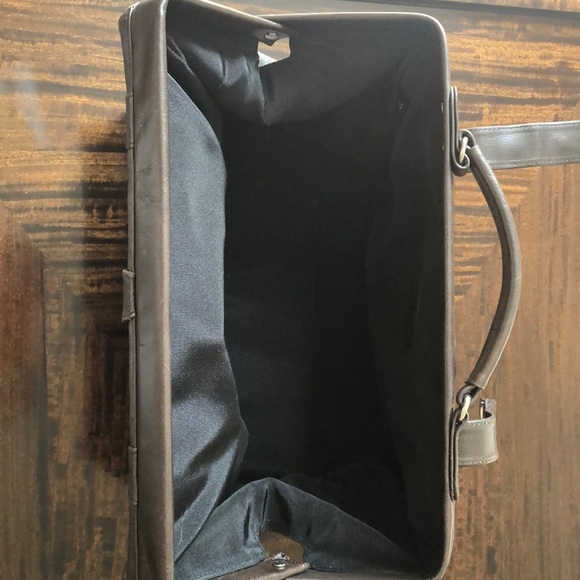 Coty brown leather travel bag. - Picture 4 of 4